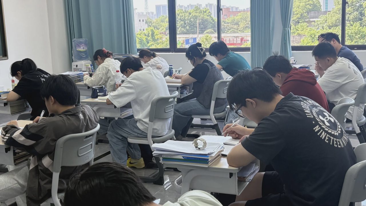 武汉襄五学校课堂内学生书写学习材料实拍