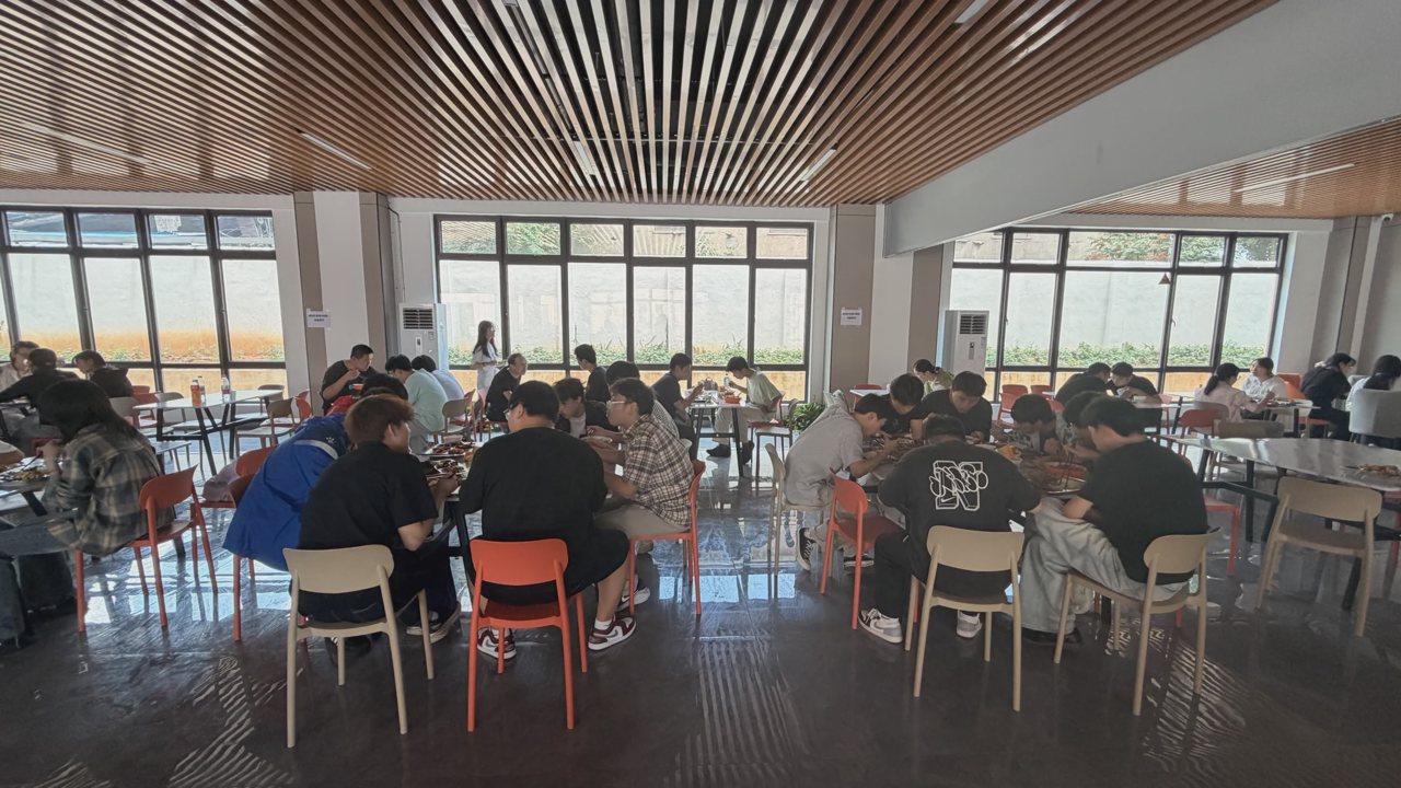 武汉襄五学校学生食堂用餐全景