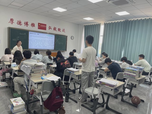 武汉襄五学校课堂实拍:讲台、教学屏幕与课桌旁的交流场景