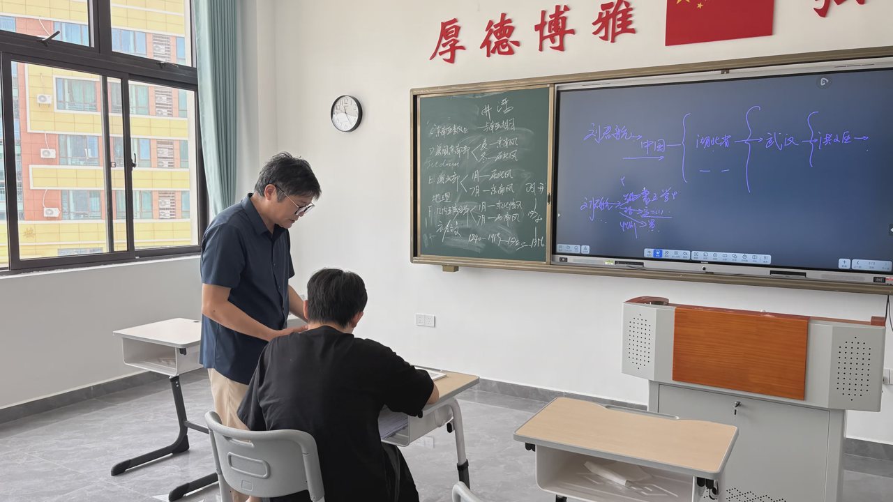武汉襄五学校教师为学生进行个别讲解实景