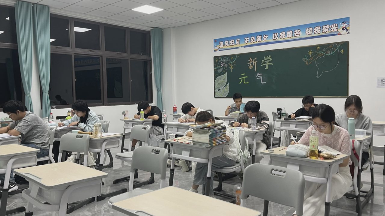 武汉襄五学校晚自习课堂全景