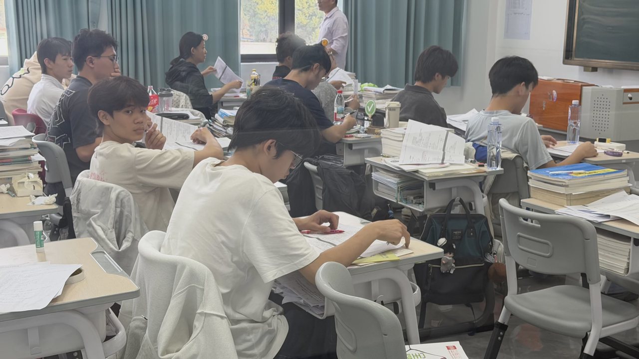 武汉襄五学校课堂实拍：学生在课桌前阅读和整理学习材料