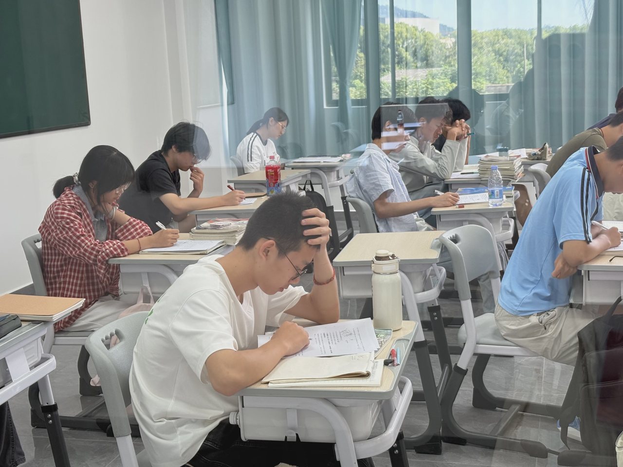 武汉襄五学校课堂实拍：学生阅读与书写学习材料