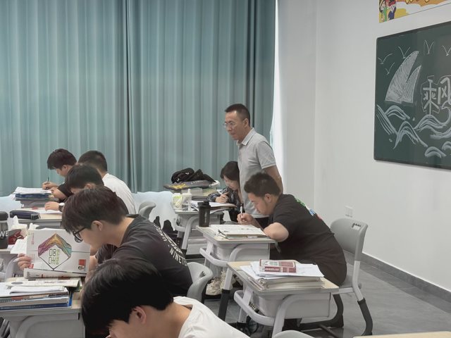 武汉襄五学校课堂实拍:学生阅读书写,教师在教室内查看学习情况