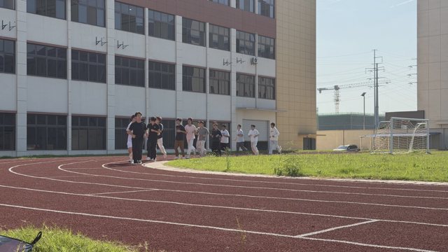 武汉襄五学校操场实拍:校园建筑旁的跑道与户外活动场景