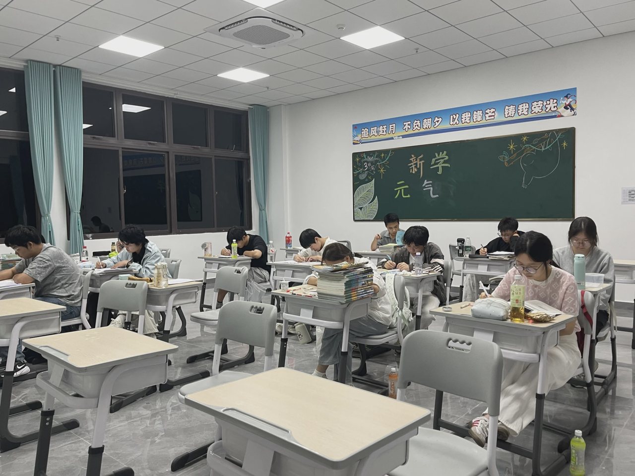 武汉襄五学校教室实拍：学生阅读书写，周围可见课桌、书本与黑板