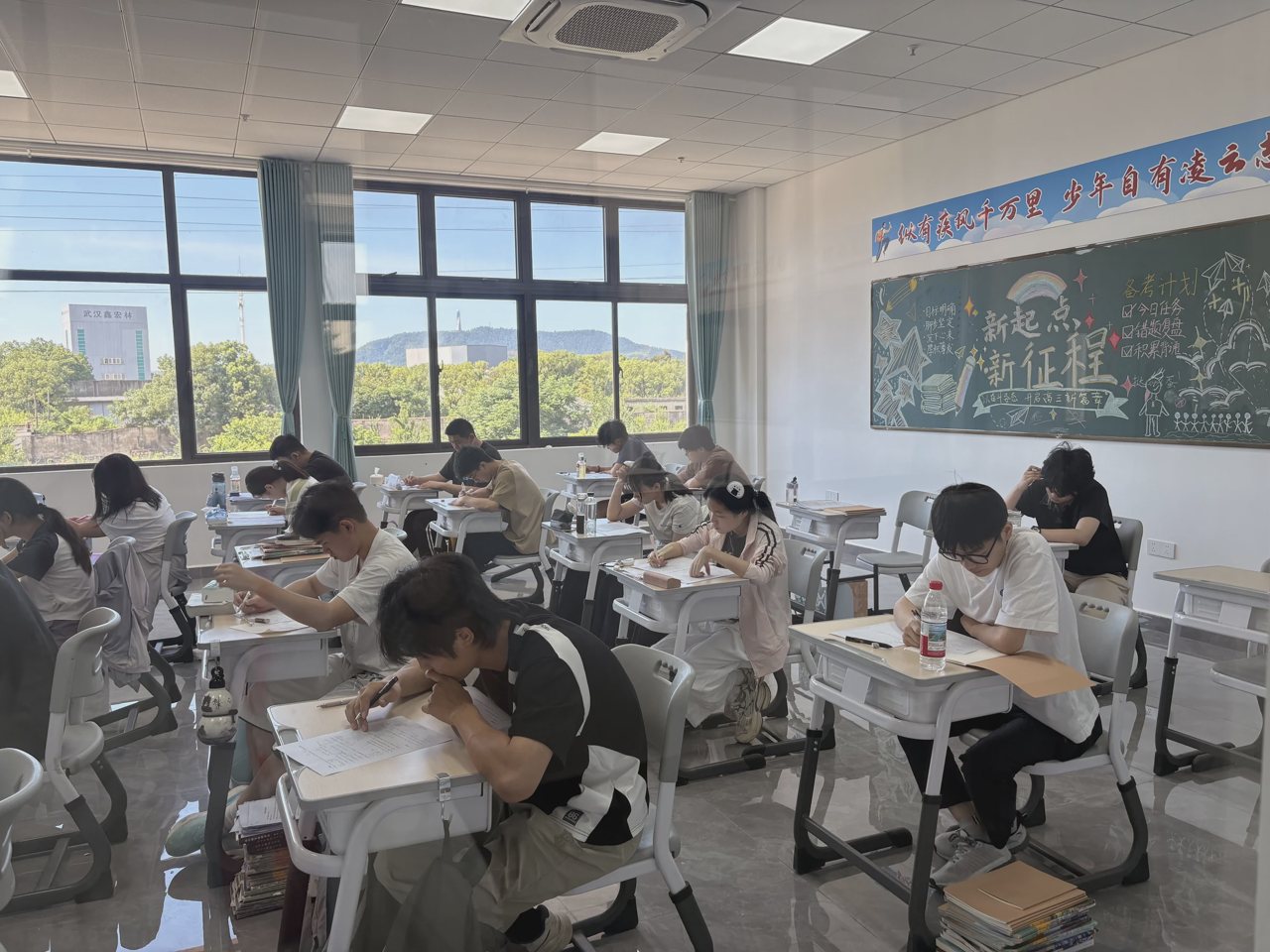 武汉襄五学校教室实拍：学生在靠窗课桌前阅读书写