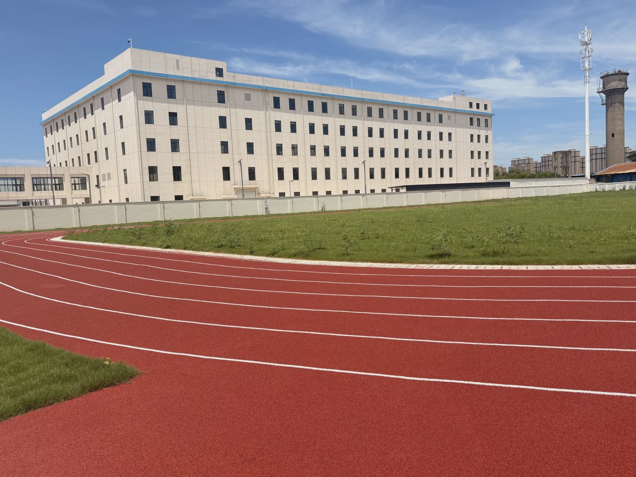 武汉襄五学校塑胶跑道与教学楼