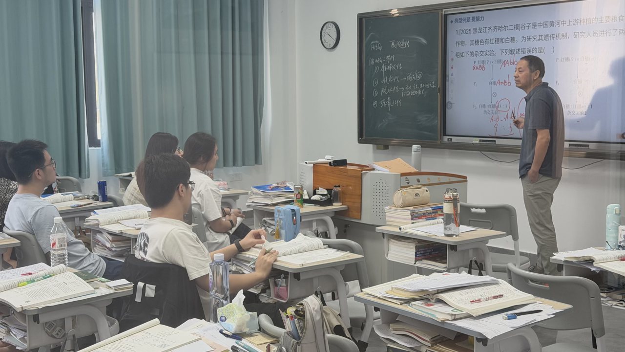 武汉襄五学校课堂实拍:教师在教室前方讲解,屏幕呈现遗传相关图示