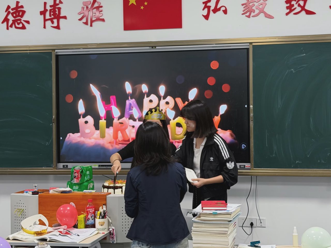 武汉襄五学校教室生日会实拍：讲台前切分蛋糕