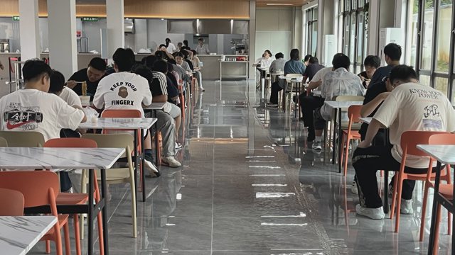 武汉襄五学校学生食堂用餐实景