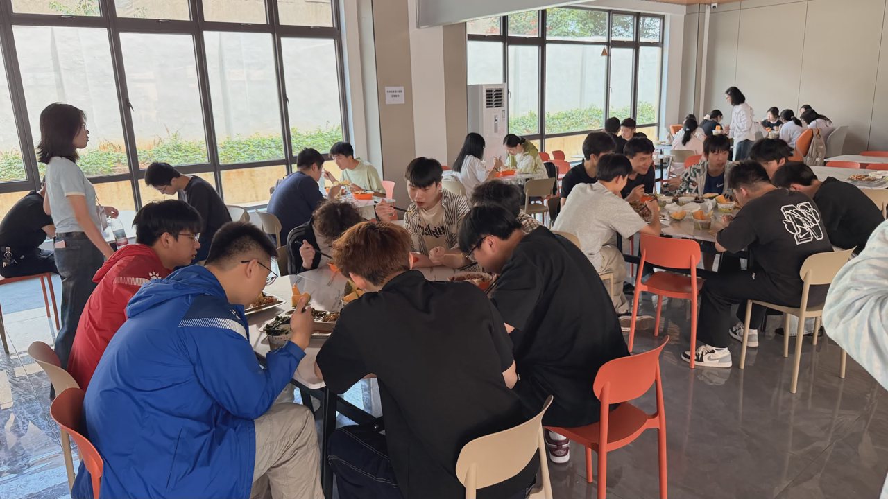 武汉襄五学校学生食堂规律用餐实景