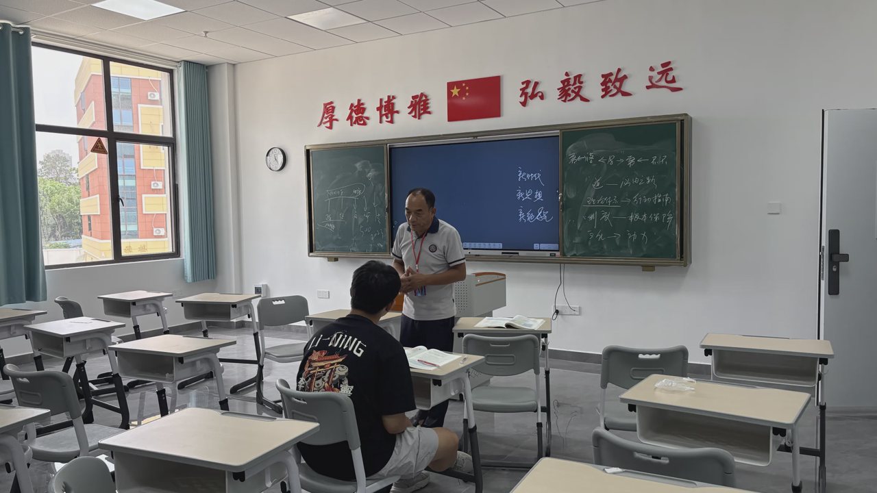 武汉襄五学校教师与学生课堂交流实景