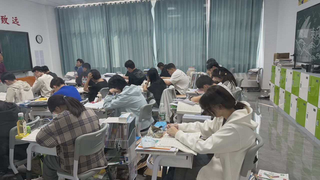 武汉襄五学校课堂实拍：学生在课桌前阅读和书写学习材料