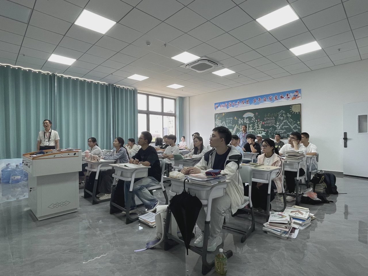 武汉襄五学校课堂实拍:教室讲台、课桌与学生听课场景