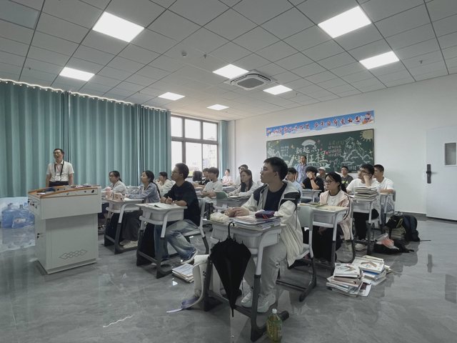 武汉襄五学校课堂实拍:教室讲台、课桌与学生听课场景