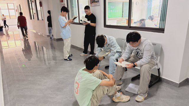 武汉襄五学校学生整理学习问题实景