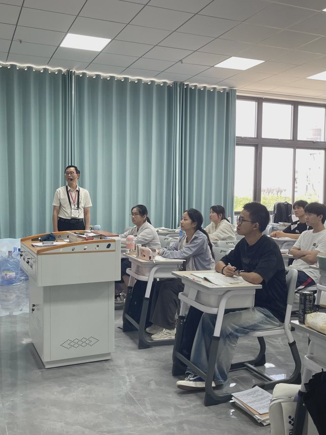 武汉襄五学校课堂实拍:讲台旁的教师、课桌与听课场景