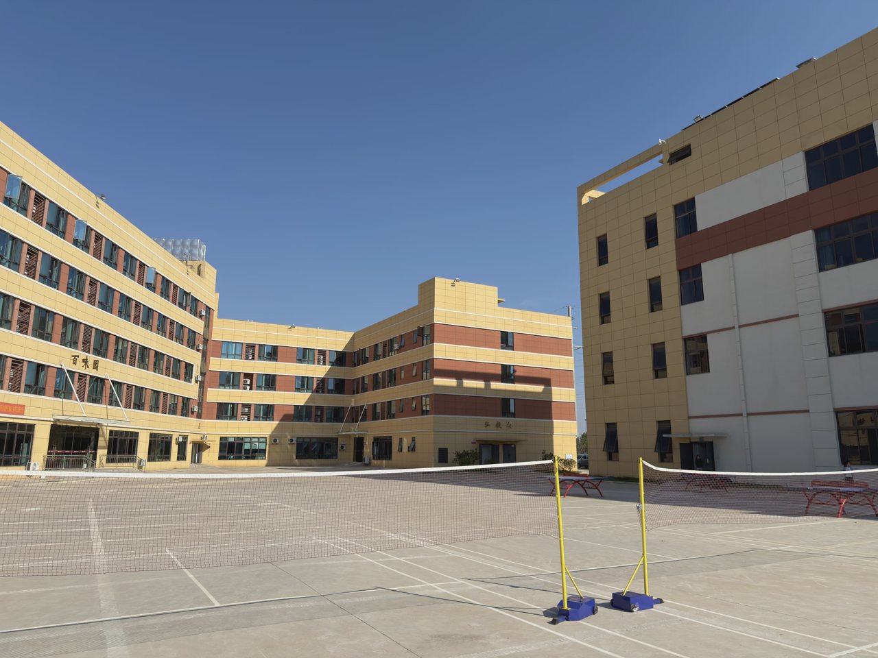 武汉襄五学校校园实拍:蓝天下的教学建筑与室外活动场地