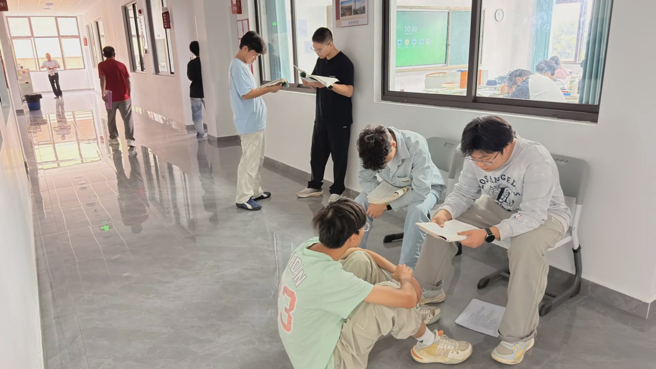 武汉襄五学校教学区学生翻阅学习材料的实拍