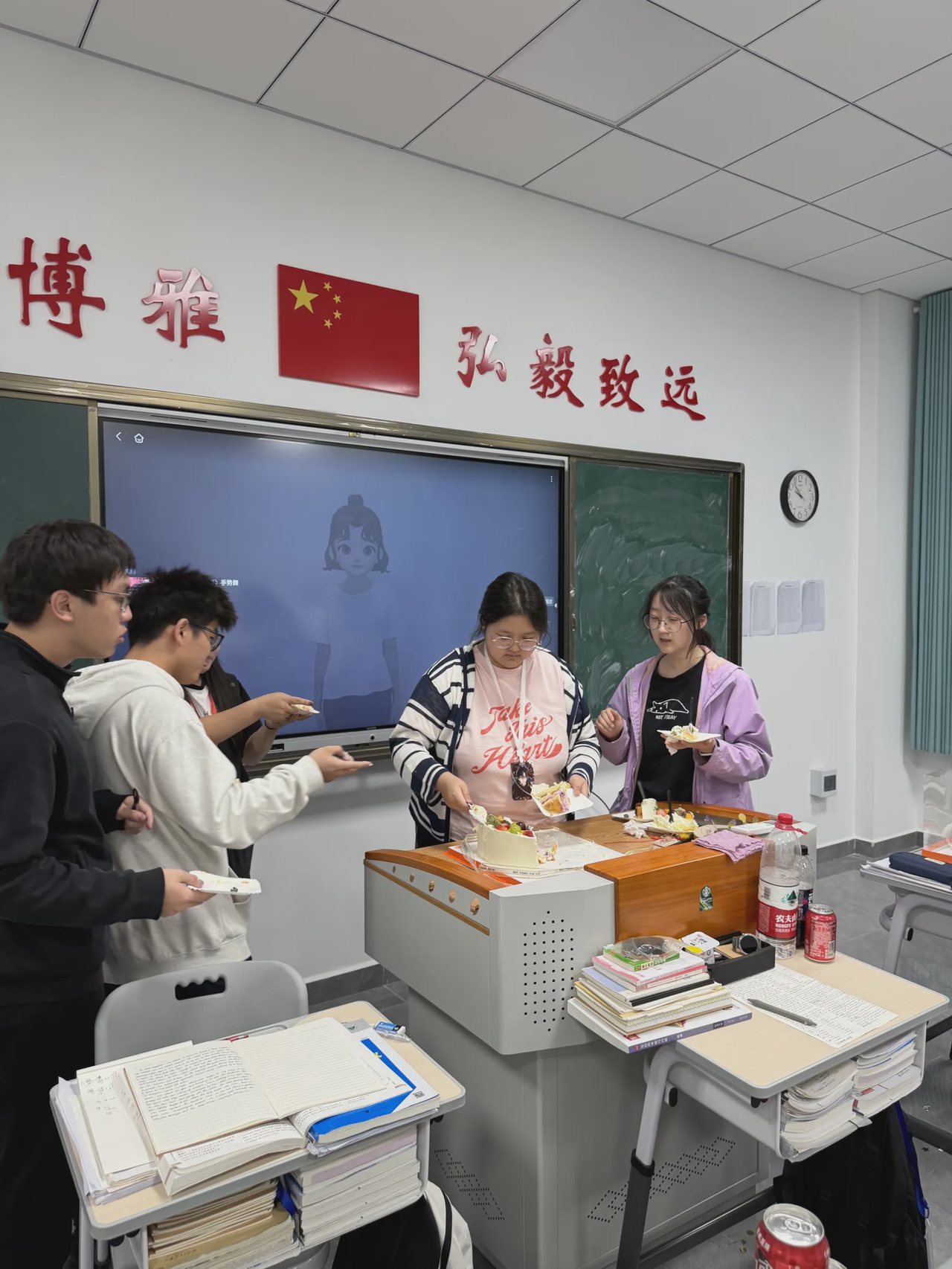 武汉襄五学校校园生日会实拍:同学们在教室分享蛋糕