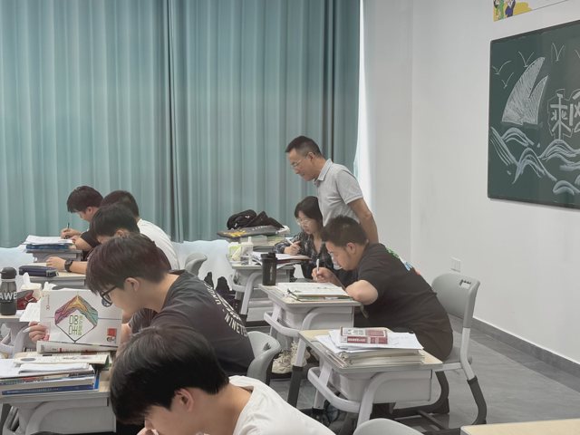 武汉襄五学校课堂实拍:教师巡视与学生书写学习材料