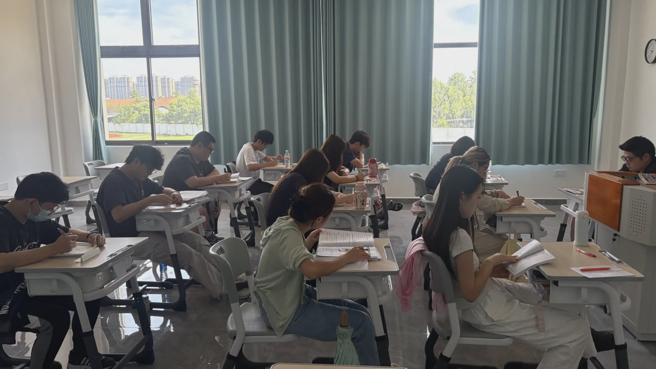 武汉襄五学校教室内学生书写学习材料实景