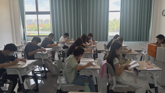 武汉襄五学校教室内学生书写学习材料实景
