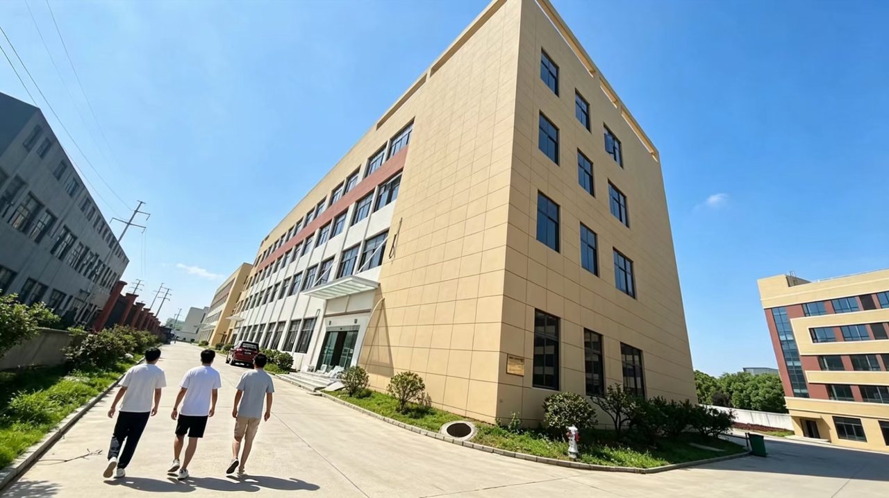 学生走在校园教学楼旁