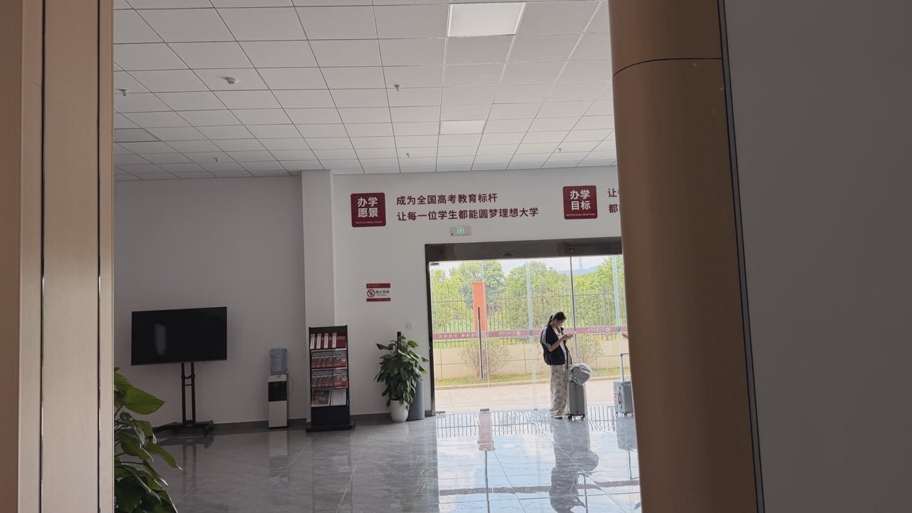 武汉襄五学校学生到校入口实景