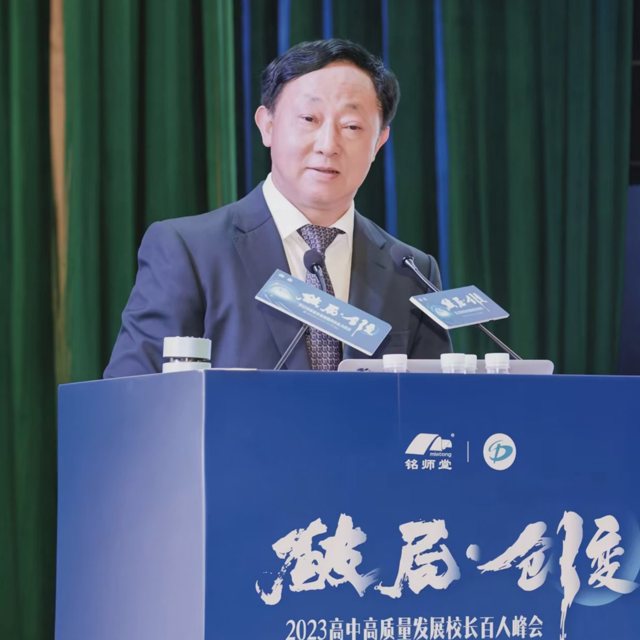 武汉襄武学校校长贺欣荣高清师资照片