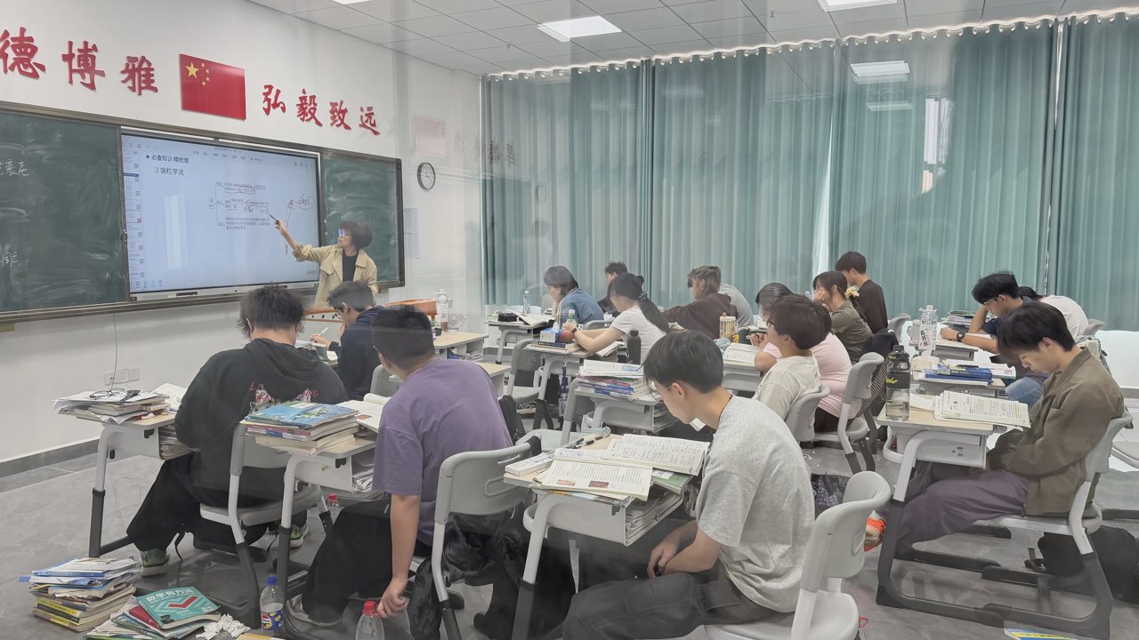 武汉襄五学校课堂实拍：教师在教室前方讲解，学生在课桌前学习