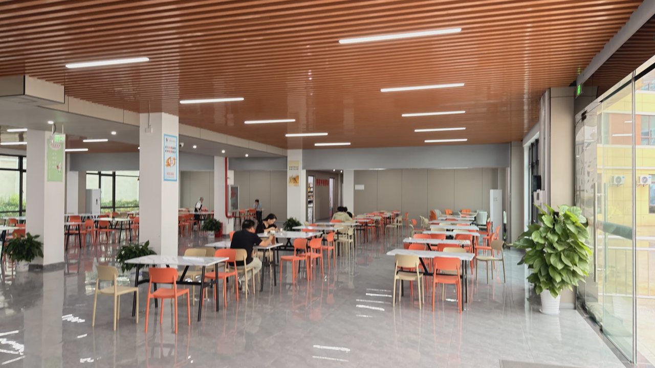 武汉襄五学校食堂就餐区实景