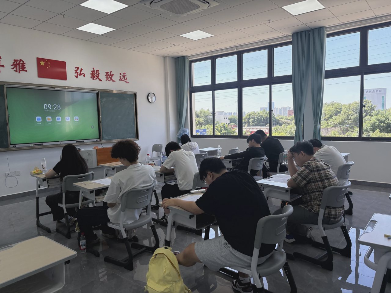 武汉襄五学校课堂实拍:学生阅读和书写学习材料
