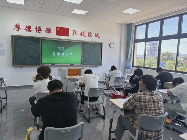 武汉襄五学校课堂实拍:学生在教室内阅读和书写学习材料