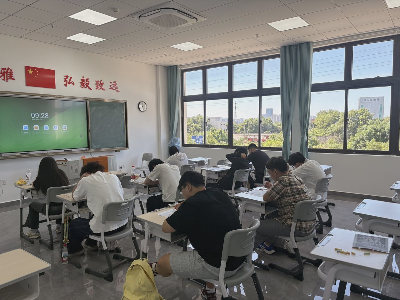 武汉襄五学校教室实拍:学生在课桌前阅读书写,前方可见教学屏幕