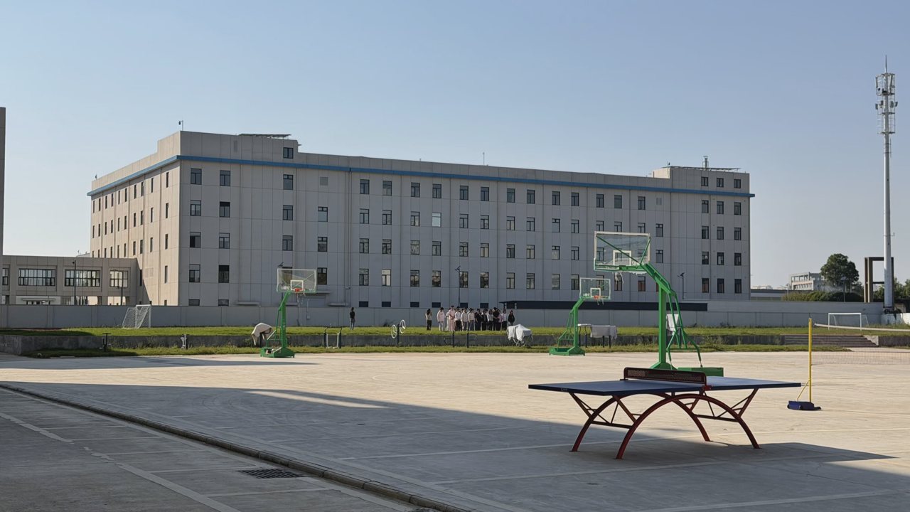 武汉襄五学校校园实拍：校园建筑前的篮球架与乒乓球台