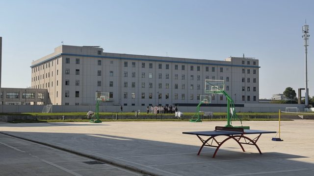 武汉襄五学校校园实拍:校园建筑前的篮球架与乒乓球台