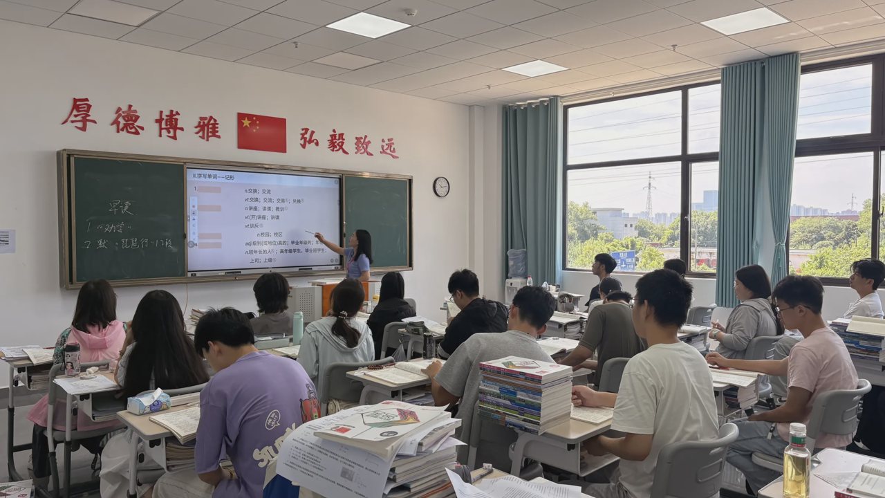 武汉襄五学校英语课堂教师讲解与学生学习实拍