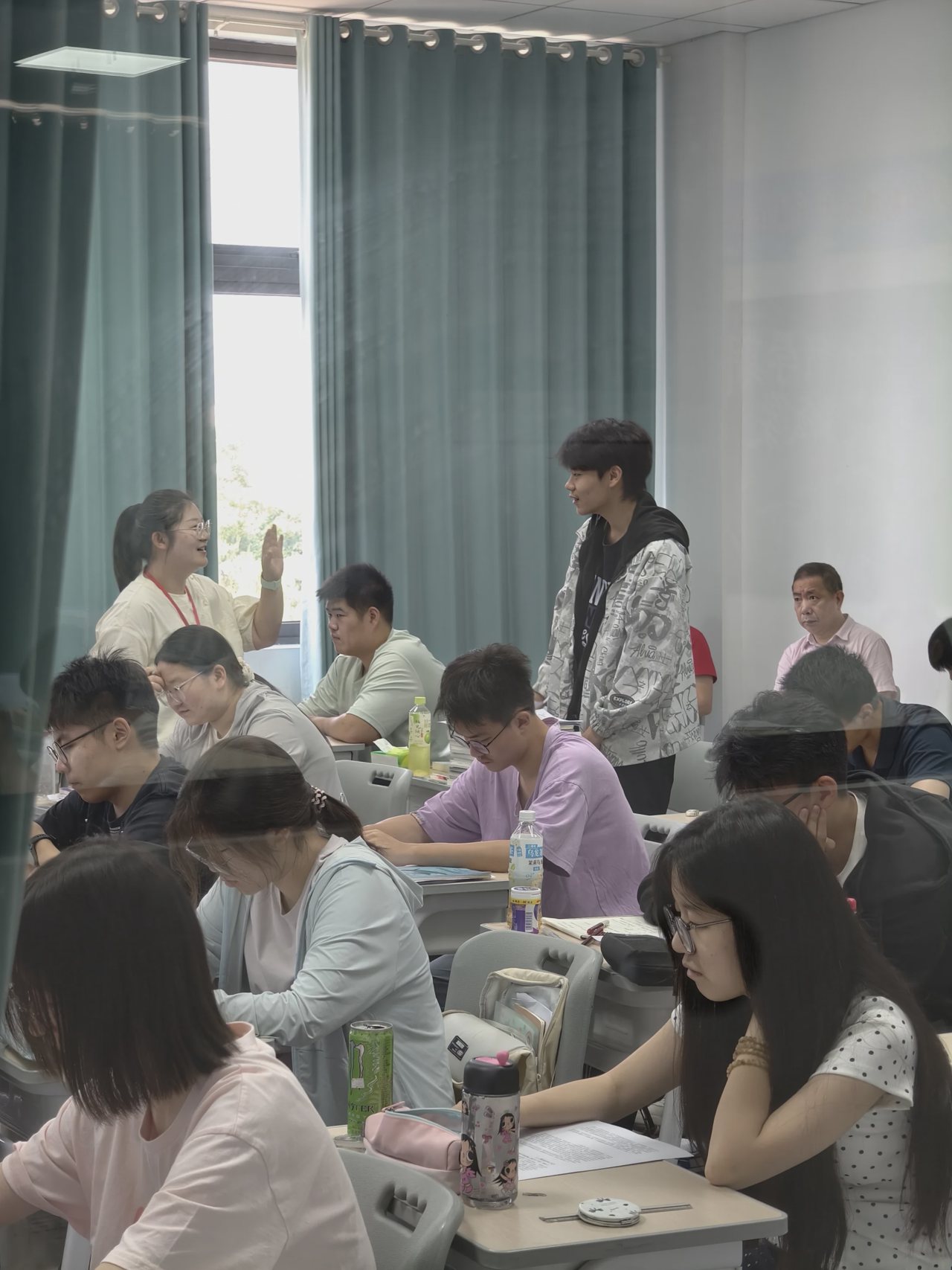 武汉襄五学校教师在课堂中辅导学生