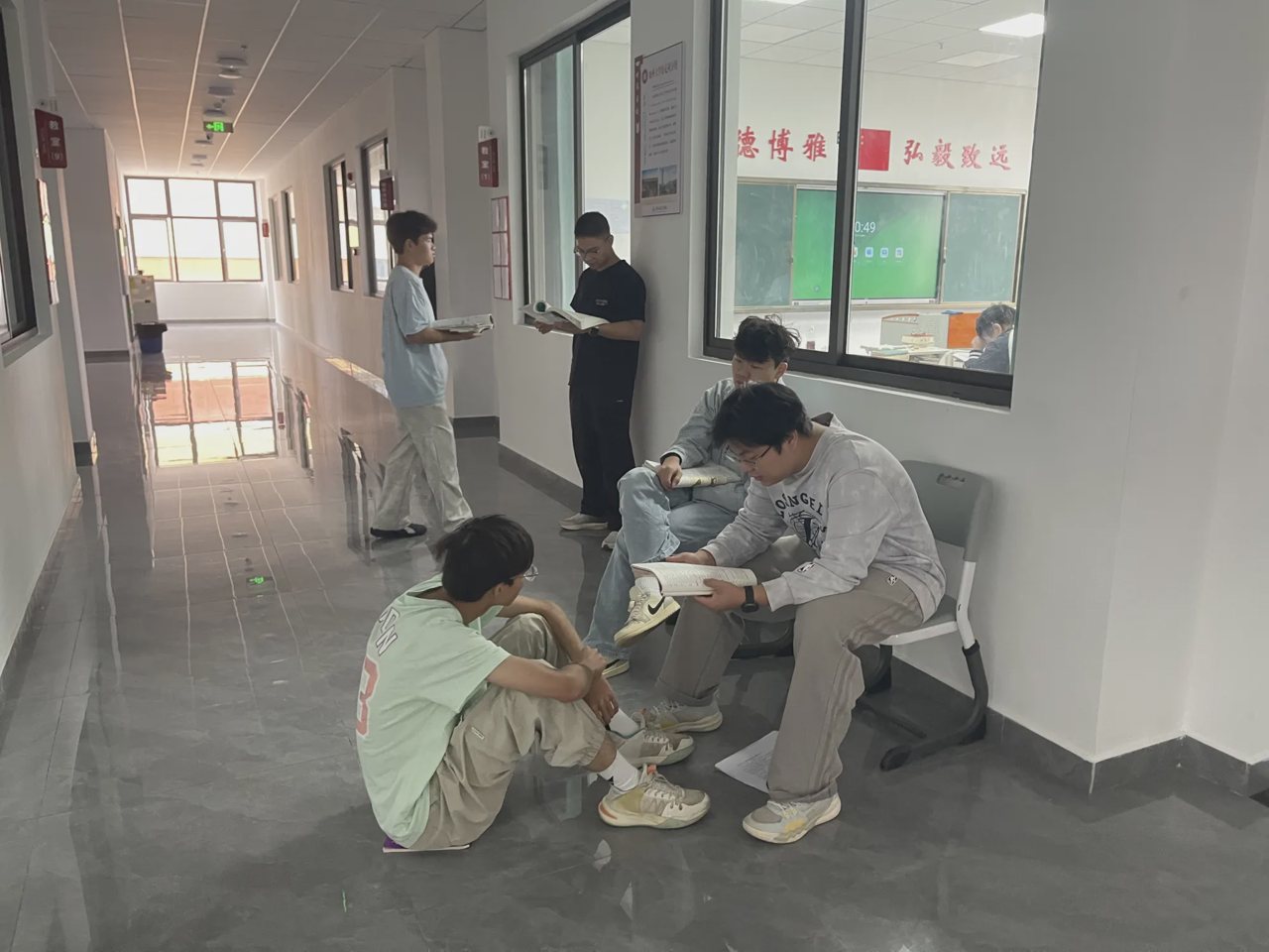 武汉襄五学校教学区学生阅读学习材料实景