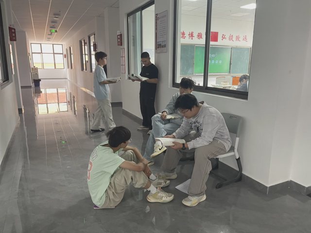 武汉襄五学校教学区学生阅读学习材料实景