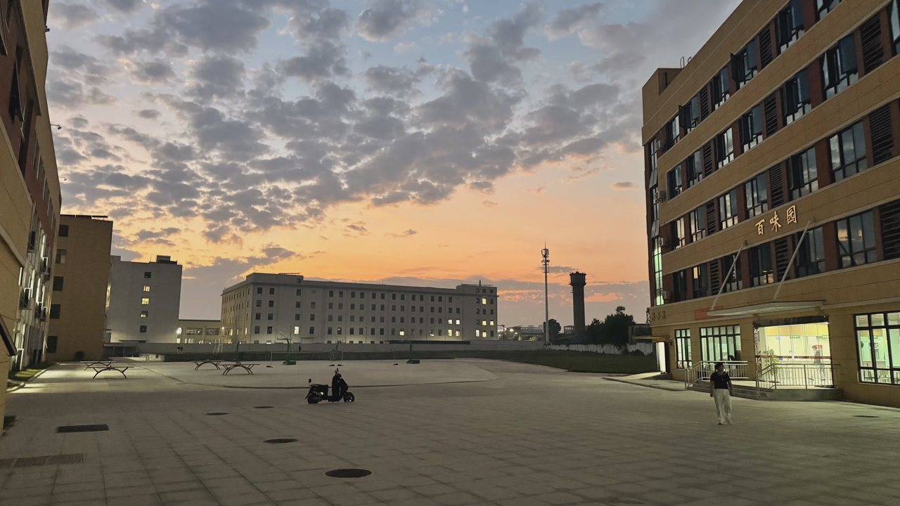 武汉襄五学校校园实拍：傍晚天空下的教学建筑与广场