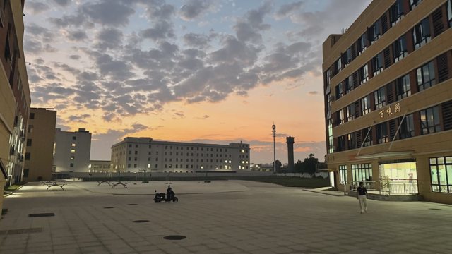 武汉襄五学校校园实拍:傍晚天空下的教学建筑与广场