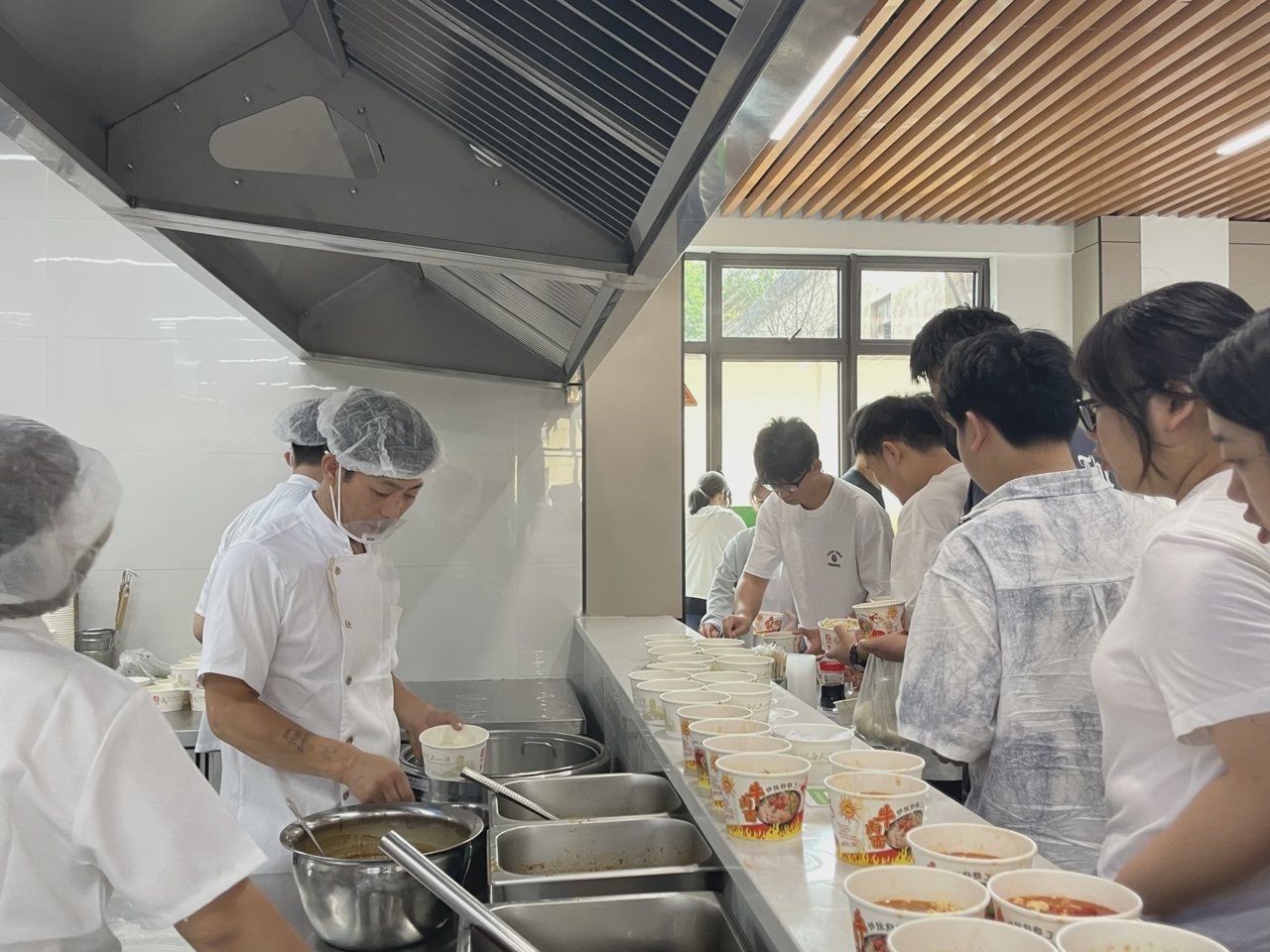 武汉襄五学校食堂配餐现场
