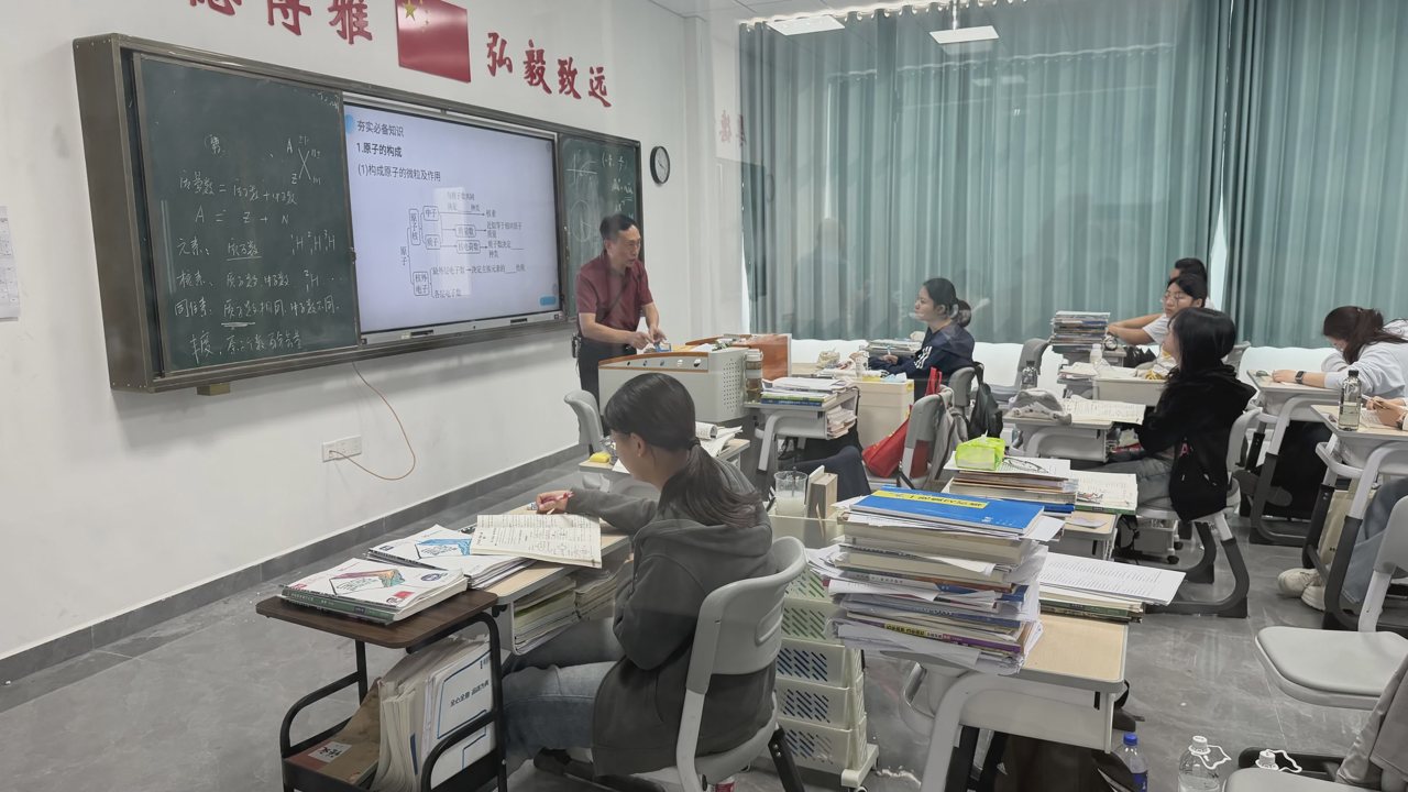 武汉襄五学校课堂实拍:教师在教室前方讲解,学生在课桌前学习