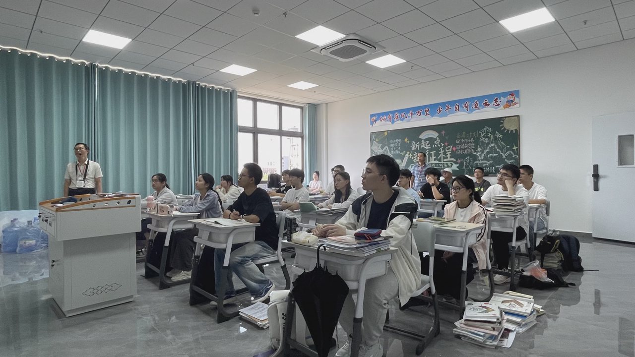 武汉襄五学校高考复读班课堂听课实景