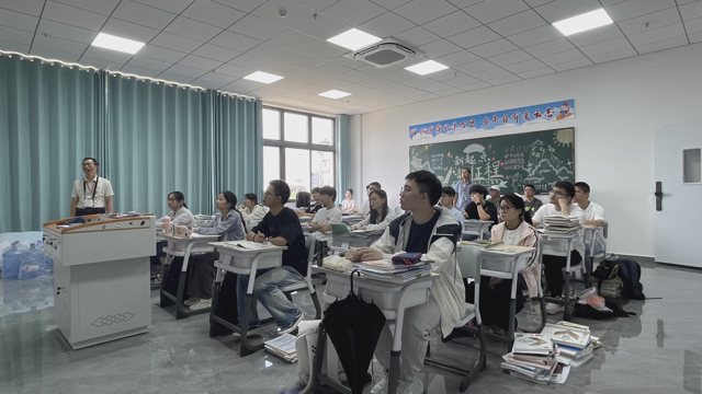 武汉襄五学校高考复读班课堂听课实景
