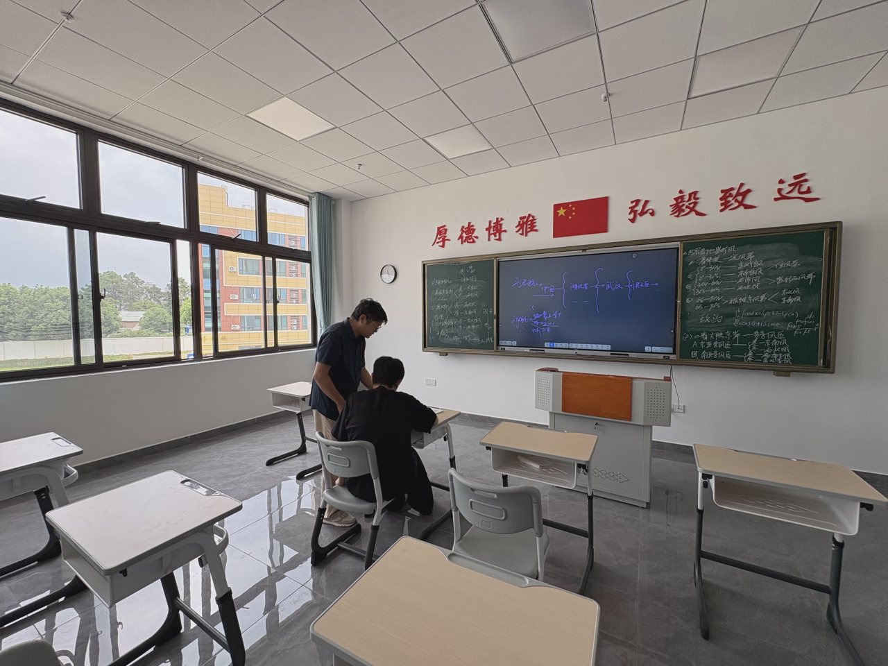 武汉襄五学校实拍:教师与学生交流学习材料