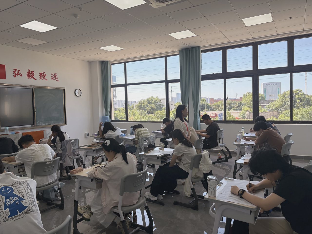 武汉襄五学校教室实拍：日常学习环境